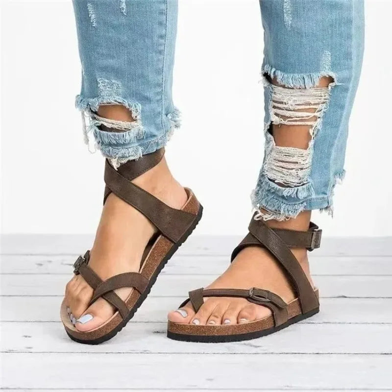 Flache Sandalen mit Zehensteg und verstellbarer Schnalle