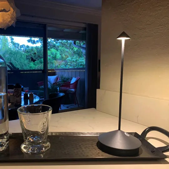 ClarityGlow LED - Kabellose Tischlampe für elegante Akzente