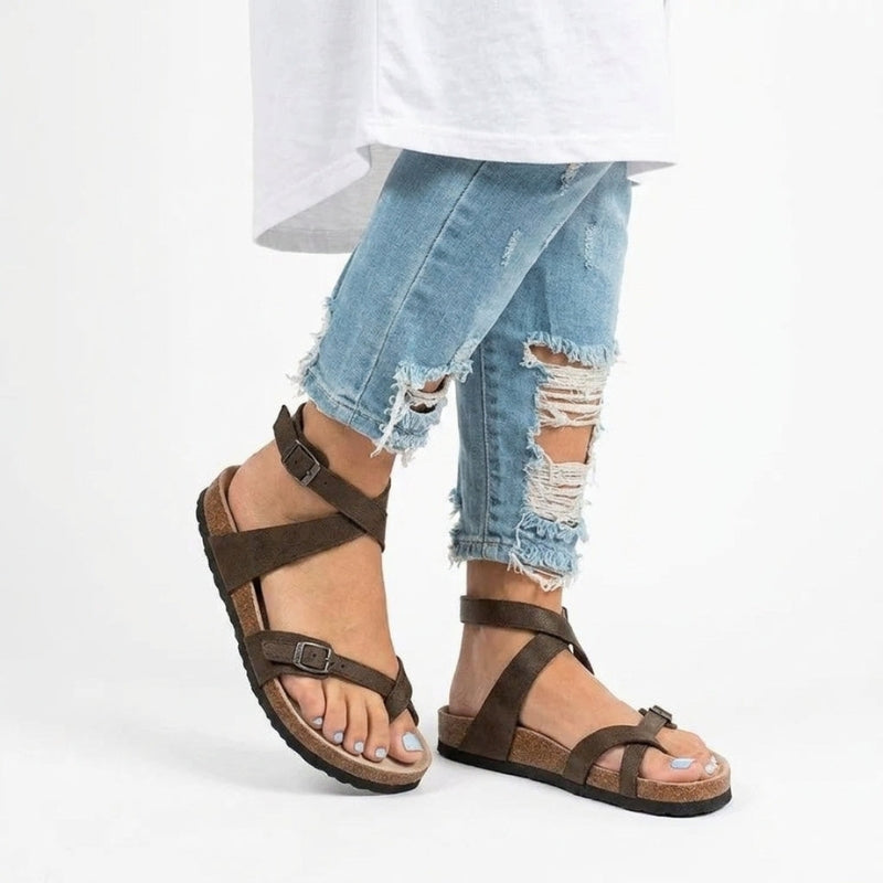 Flache Sandalen mit Zehensteg und verstellbarer Schnalle