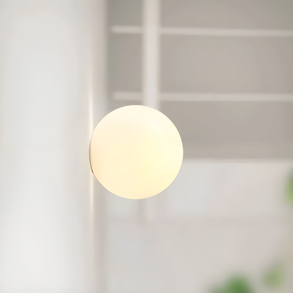 Moderne Wandleuchte mit rundem Milchglas Schirm