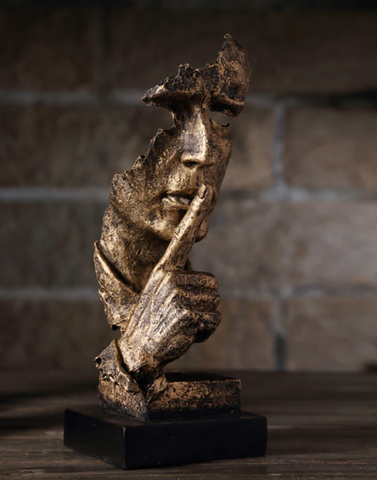 Goldene Skulptur - Nordisches Design für modernes Wohnen