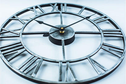 Große Retro Uhr - Zeitloser Retro-Charme