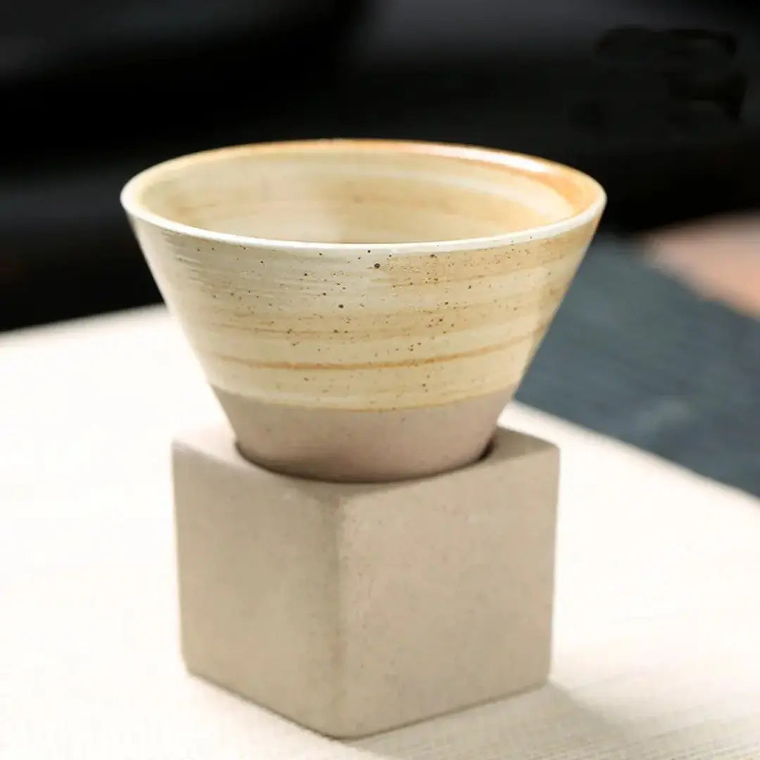 Handgefertigte Kegelförmige - Japanische Eleganz