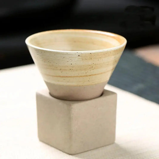 Handgefertigte Kegelförmige - Japanische Eleganz