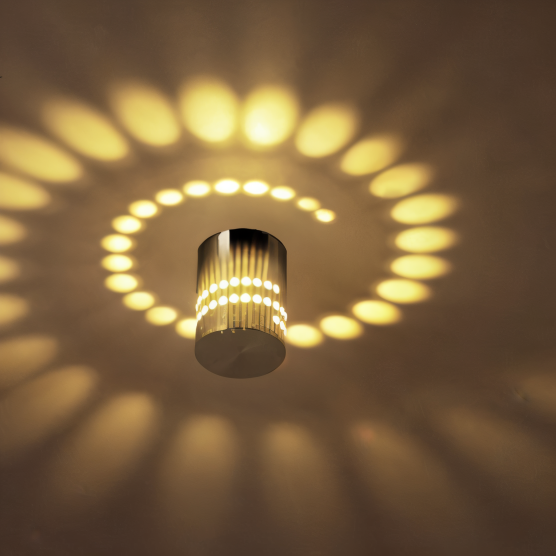 Spiralume – Zylindrische LED-Wandleuchte mit spiralförmigem Lichteffekt