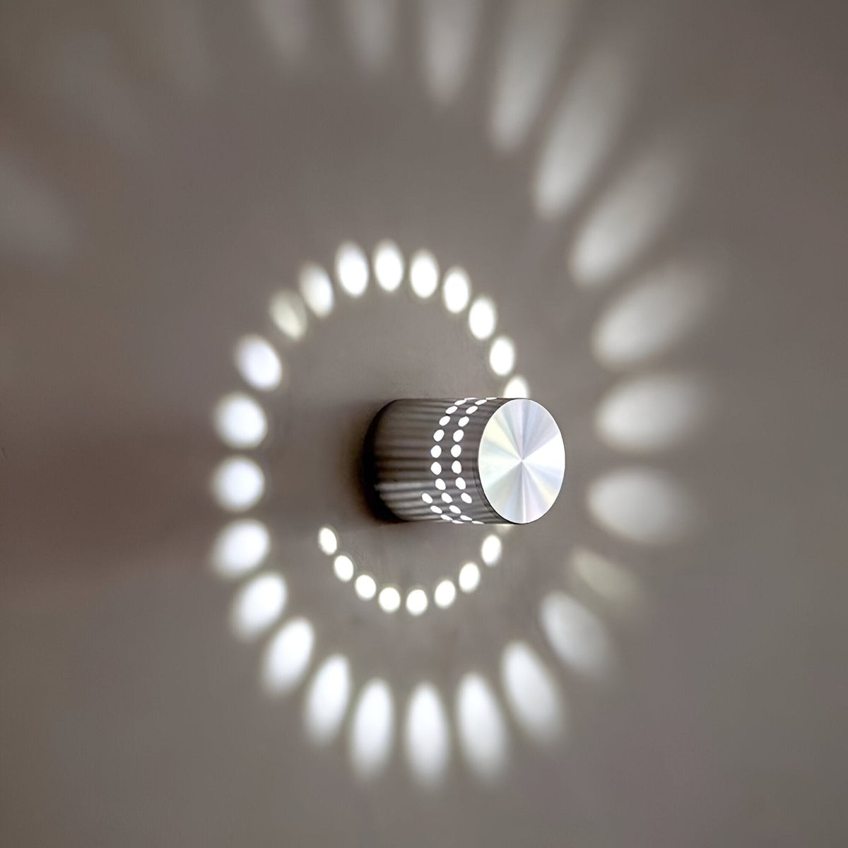 Spiralume – Zylindrische LED-Wandleuchte mit spiralförmigem Lichteffekt