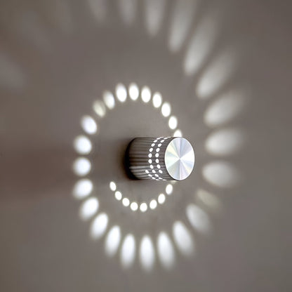 Spiralume – Zylindrische LED-Wandleuchte mit spiralförmigem Lichteffekt