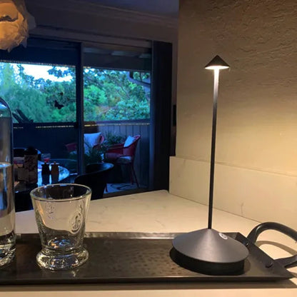 ClarityGlow LED - Kabellose Tischlampe für elegante Akzente