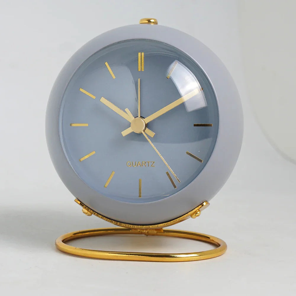 Minimalistischer Wecker mit Licht - Nordisches Design
