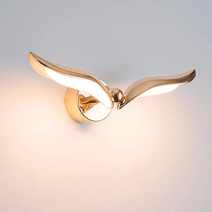 Moderne Wandleuchte mit Flügelsilhouette und atmosphärischer Beleuchtung