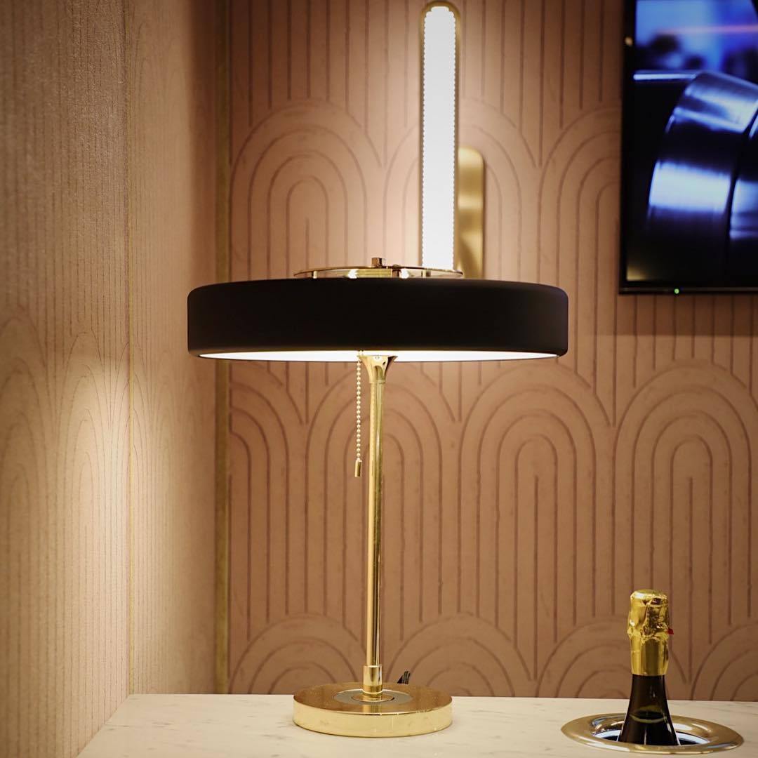 Revolve Tischlampe – Stilvolles Design mit Warmem Licht
