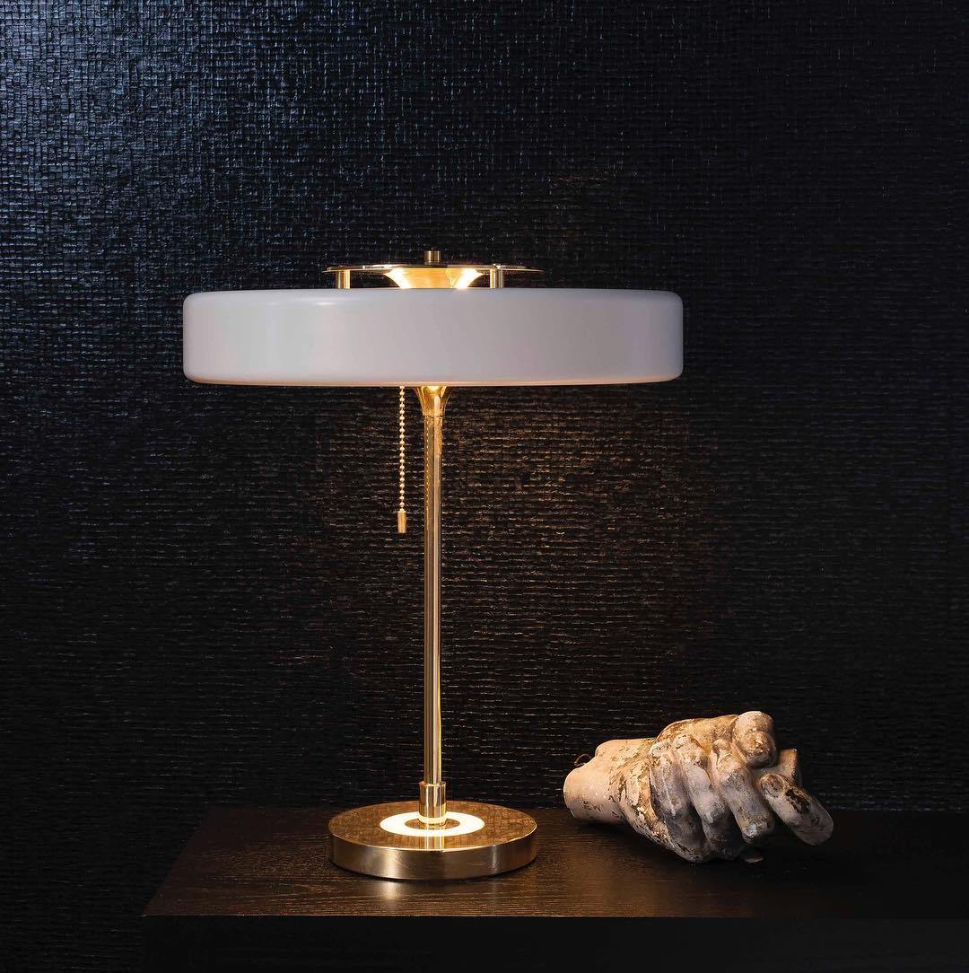 Revolve Tischlampe – Stilvolles Design mit Warmem Licht