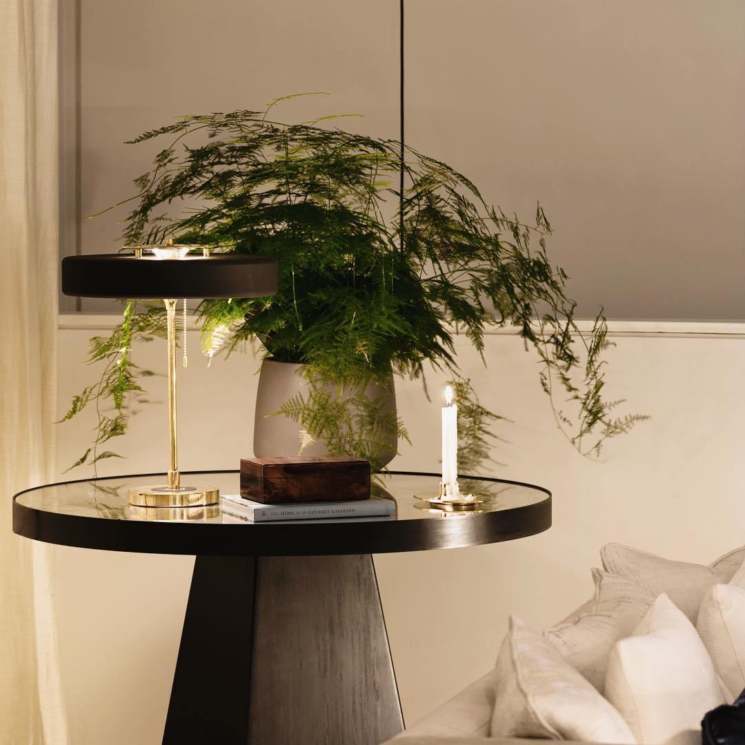 Revolve Tischlampe – Stilvolles Design mit Warmem Licht