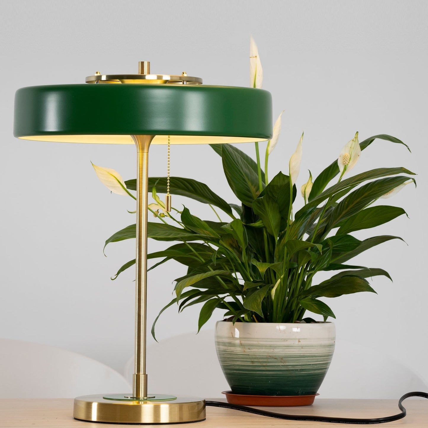 Revolve Tischlampe – Stilvolles Design mit Warmem Licht