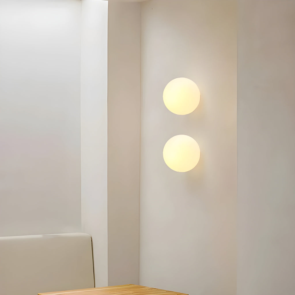 Moderne Wandleuchte mit rundem Milchglas Schirm