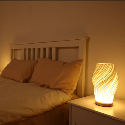 Schicke Spiral-Nachtlichtlampe Gestreifter Schirm – Elegantes Warmes Licht für Modernen Stil
