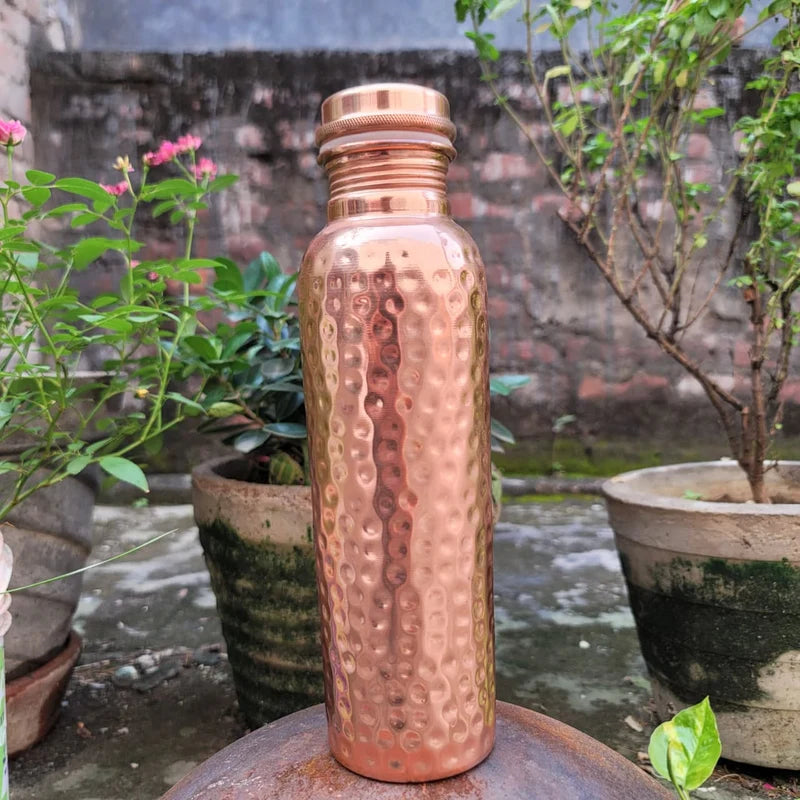 Kavloria – Kupferwasserflasche mit gehämmertem Design
