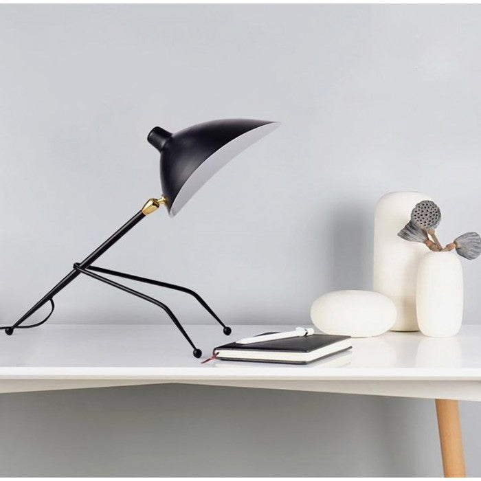Verstellbare Tischlampe mit Flexibilität und Stil
